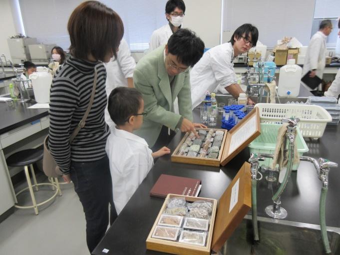 岩が崩れて土になることを知る。