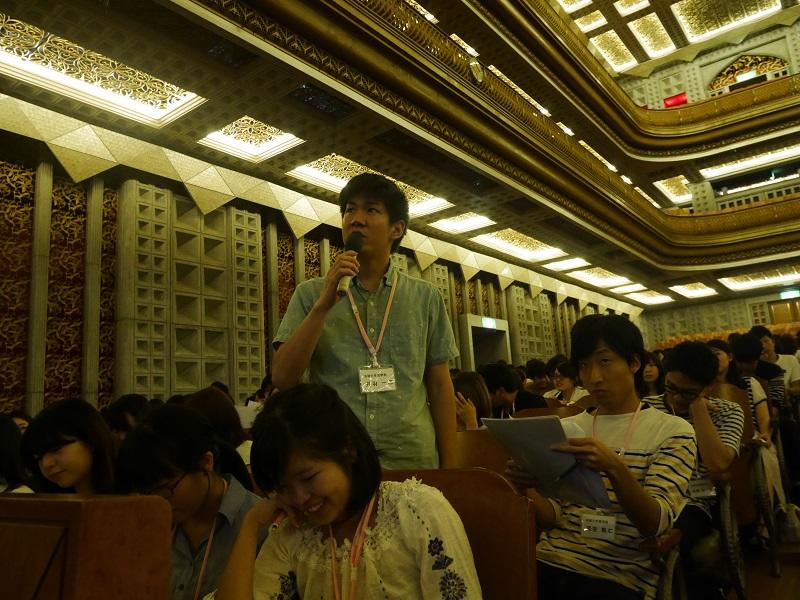 他の発表チームに積極的に質問する薬学生