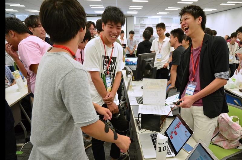 作品展示会で参加者に作品説明する小島さん