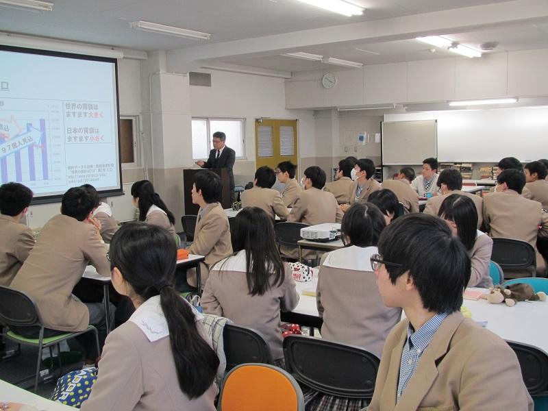 古川氏の説明に、聞き入る生徒たち