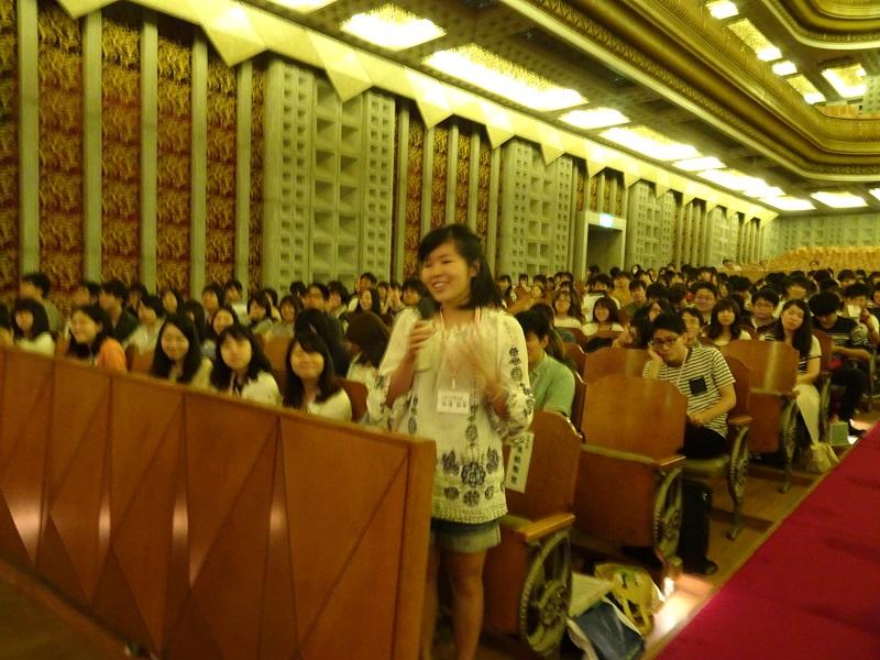 全体の発表終了後、感想を述べる薬学生
