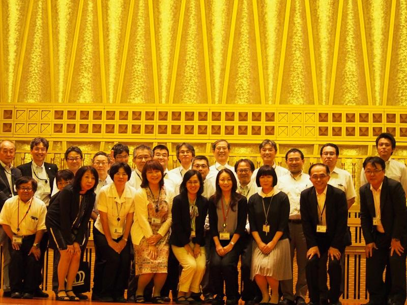 発表会終了後、記念写真に納まる3大学の多職種教員