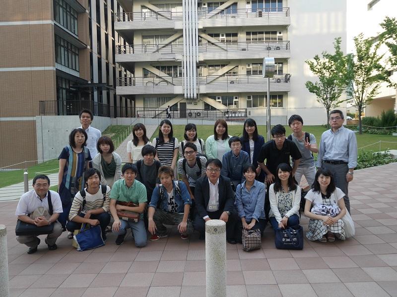 発表会終了後、名城大学に戻り記念写真に納まる参加した薬学生と教員
