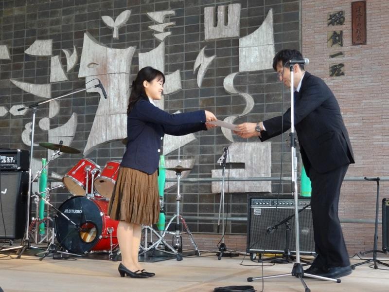 大槻眞嗣アセンブリ副委員長から表彰される薬学生