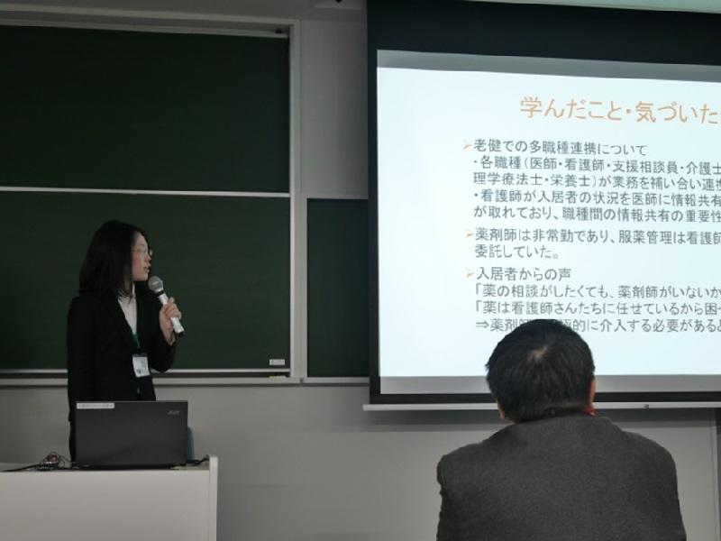 医療系チームを代表してアセンブリ教育におけるトライアル活動の報告を行う薬学生