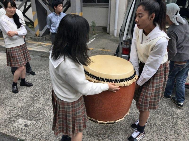 真新しい和太鼓が到着