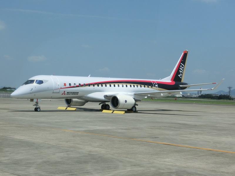 駐機中の三菱航空機MRJ