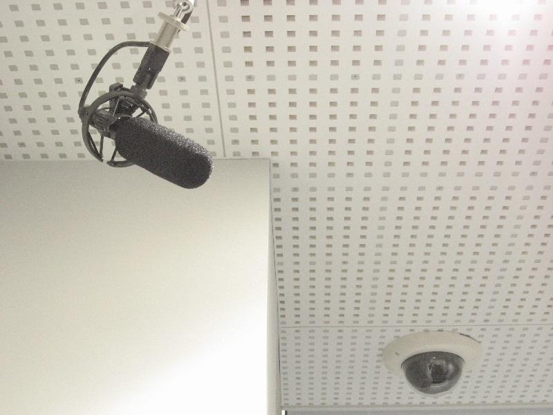 行動観察室の天井に設置されたマイクロフォンとビデオカメラ