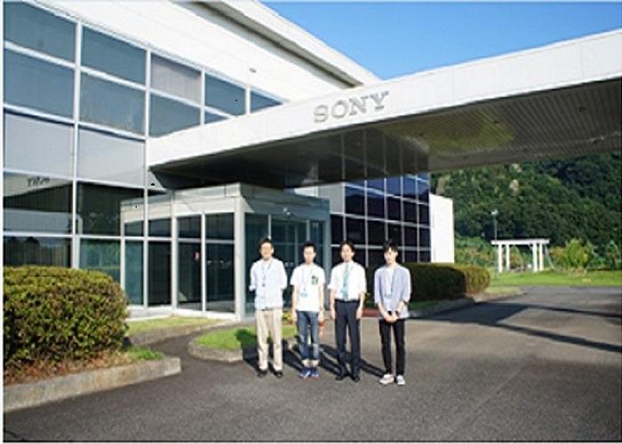 SONY白石の玄関前で記念撮影