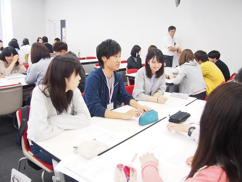 チーム内で活発に討議する薬学生