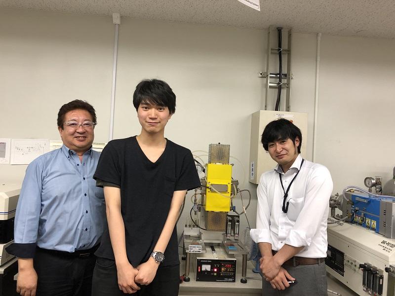 アドバンス理工の装置前での写真撮影。中央が私で、両端は派遣先の企業研究者
