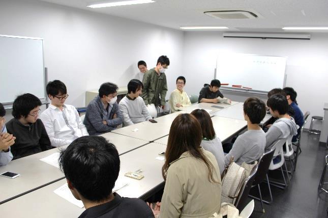 自己紹介する参加学生ら