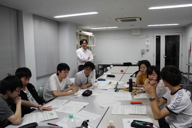 概略図面に対して議論を重ねるメンバー（Bチーム）