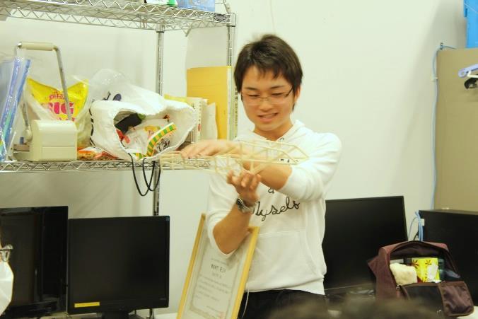 昨年の作品模型を説明する学生リーダー