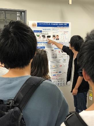 大学院生が学部生に研究内容ついて説明している様子