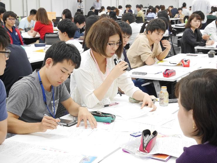 グループ討議で他学部の学生と討議を行う薬学生達1