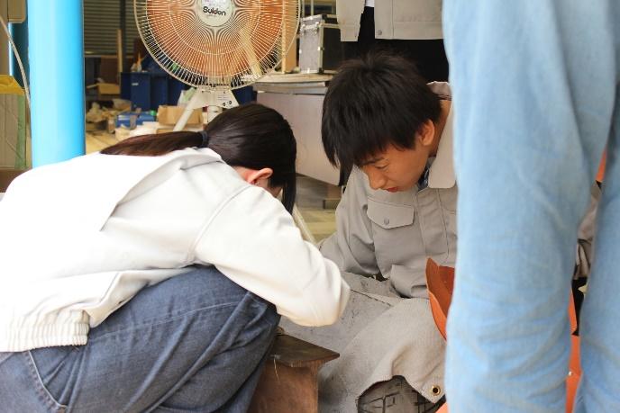 溶接ビード（熱で溶けた金属接合部）の仕上がりを見て，上達のコツを伝授