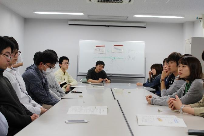 各自の時間割を考慮し当面のスケジュール調整をする学生ら