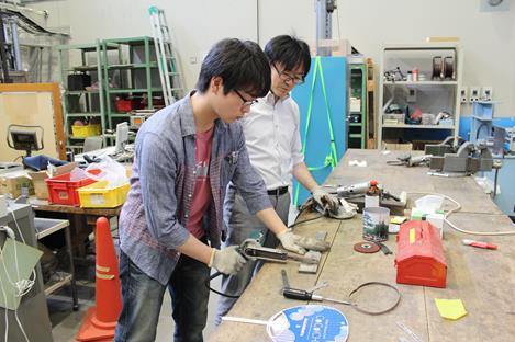 ベルトサンダーの使い方を教わる学生