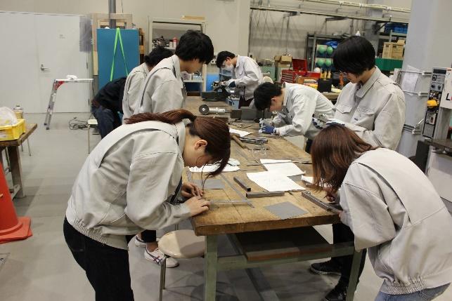 作業中は無駄口なく，機械の音だけが響きます