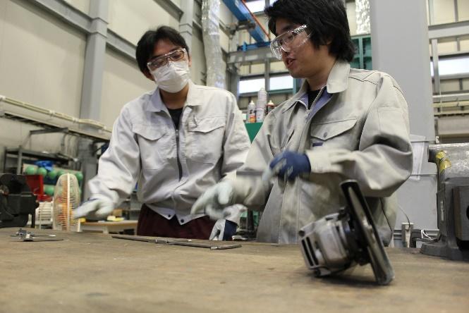 加工手順について，メンバー同士も活発に意見交換します