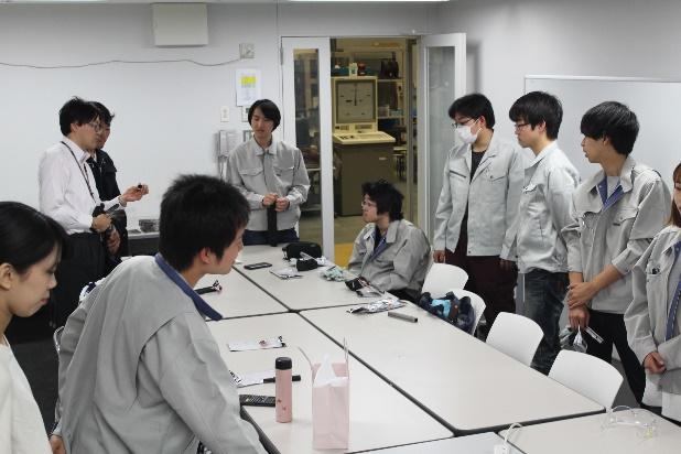 課題の完成部材の精度に対して，指導教員のアドバイスを受けるメンバー
