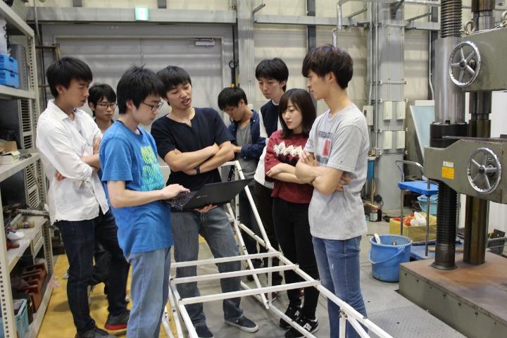 図面だけで理解できない部分は，過去の模型橋を参考にして想像力を膨らませます