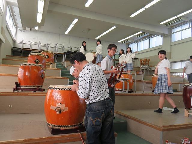 業者による和太鼓のメンテナンス