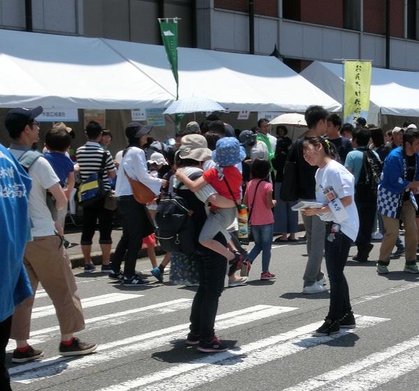 木祖村ブース前でのリーフレット配布