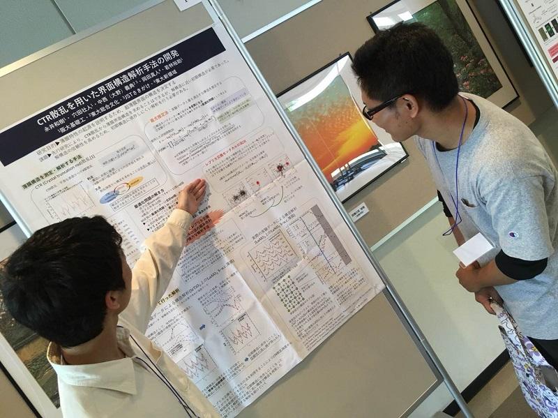 最先端の構造解析手法の説明を受けている様子