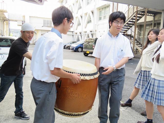 真新しい和太鼓が到着