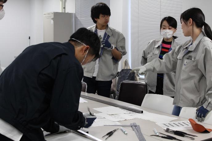 意見を交わしながら疑問点を解決していきます