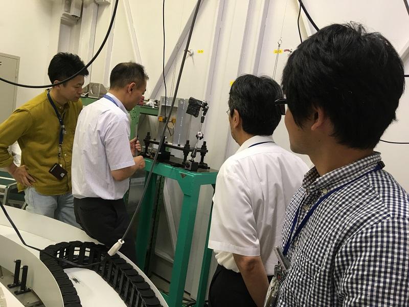 X線の検出器の位置調整をしているところ