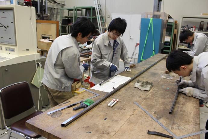 担当がそれぞれ違ってもお互いに確認しながら作業を進めます