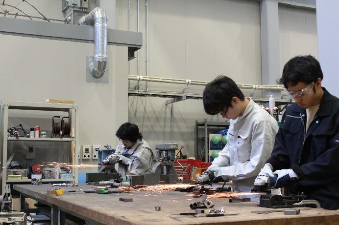 グラインダーによる加工も手馴れてきました