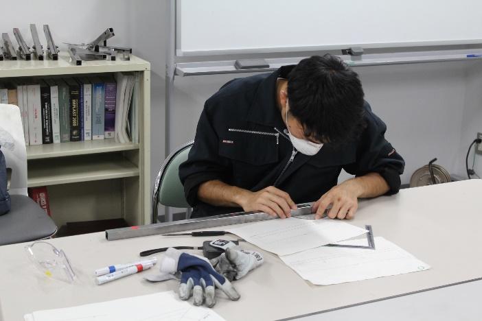 切断や孔明けが終わった段階で一つ一つ加工精度を確認していきます