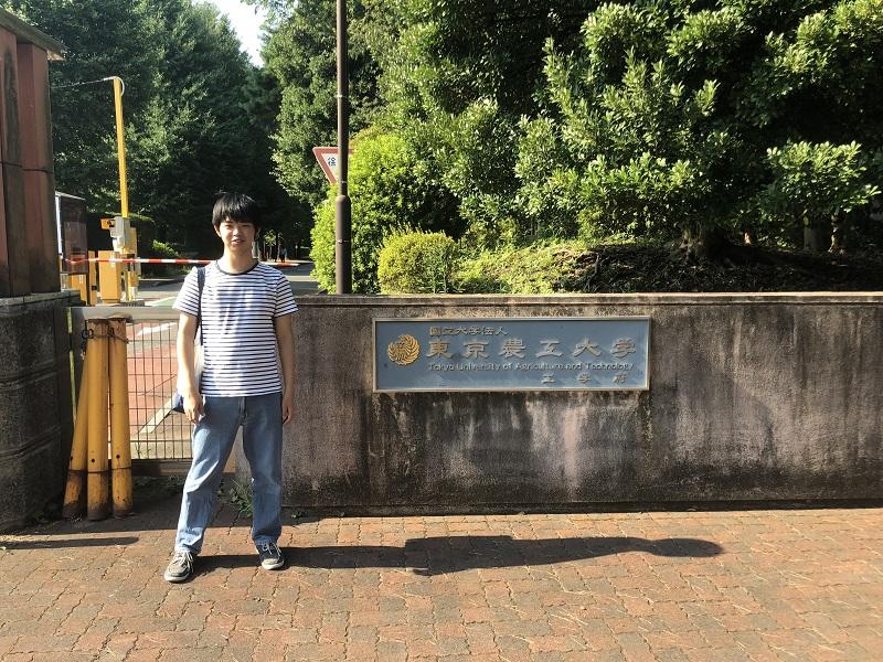 東京農工大学の正門で撮った写真です。