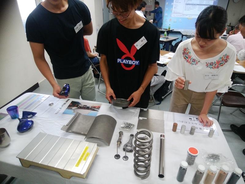 チタン製品を見学しているときの様子(1) チタンと他の金属との重さの比較やチタンがどのような製品に使われているかを見学した。