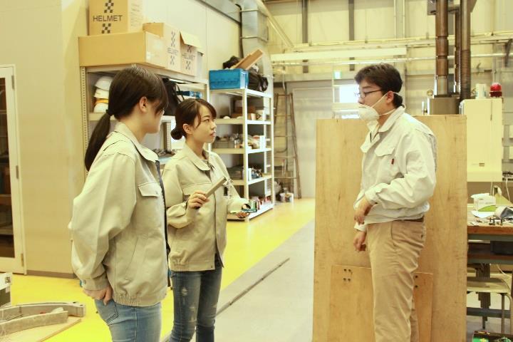 金属加工と平行して塗装手順について討論しています