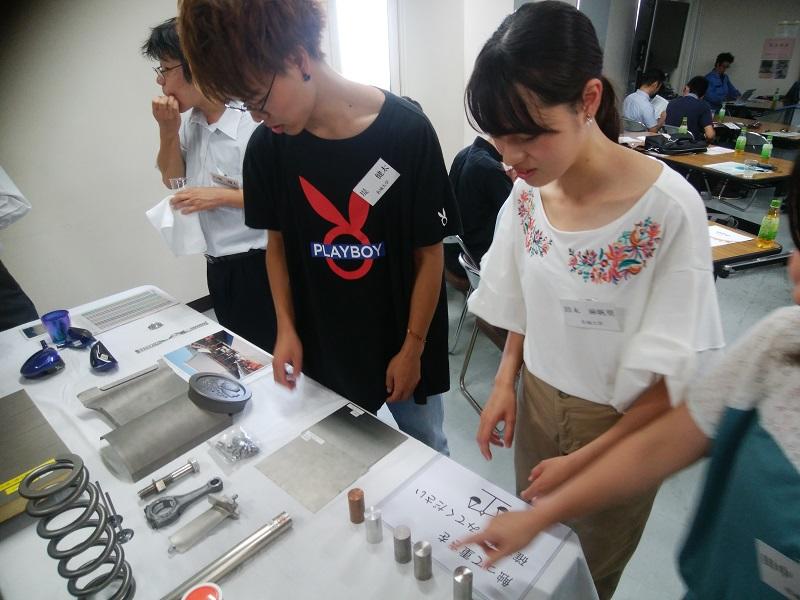チタン製品を見学しているときの様子(2)