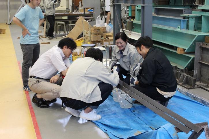 塗装の工程を入念に確認するメンバー