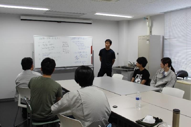 橋のパーツを仮組みするためのミーティングの様子