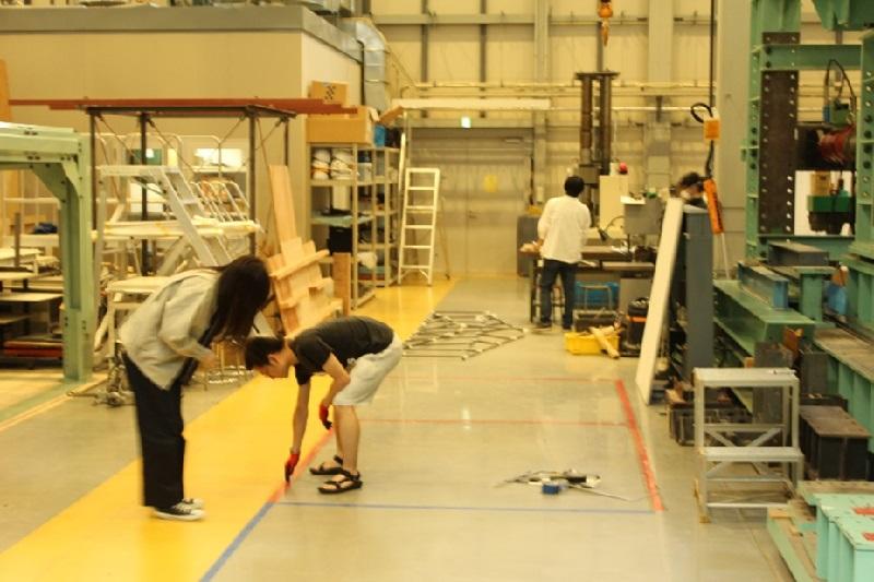 広い実験作業空間を利用して架設場所を確保しました