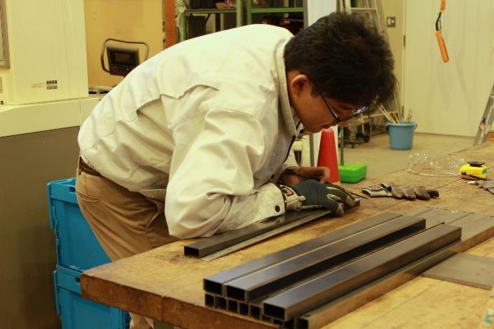 完成に向けて必要なパーツの製作を進めるメンバー