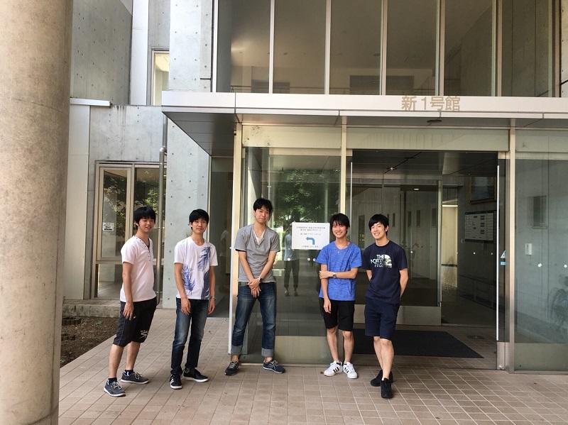 東京農工大学内で研究室のメンバーと撮った写真です。