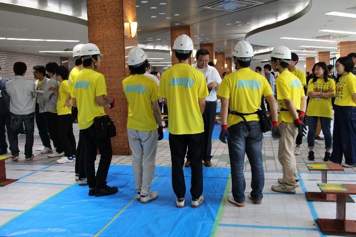 いよいよ架設競技，安全装備も厳しくチェックされます