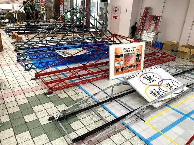 架設競技が完了して，明日の載荷競技を待つ個性溢れる橋（作品）の数々