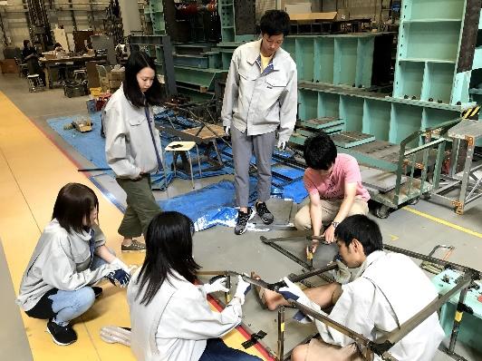 上級生も加わって修正方法を協議するメンバー