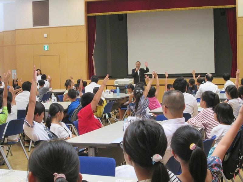 一宮市教育委員会教育長の問いかけに元気よく応対する児童の様子