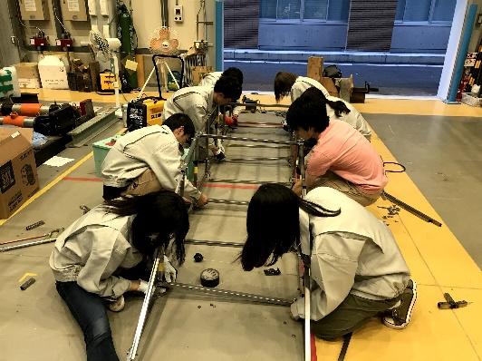 参加できるメンバーを総動員して作業するメンバー